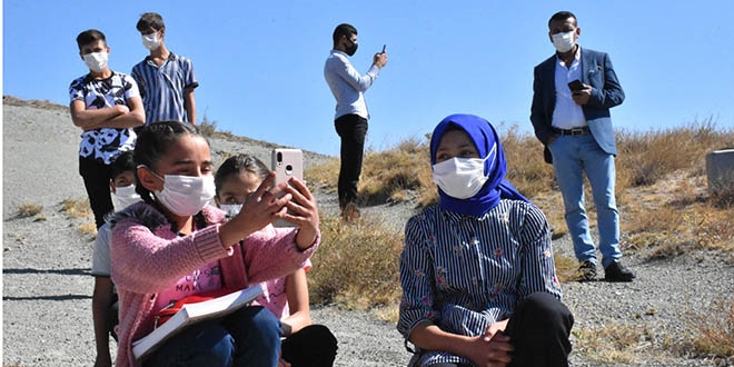 Sivas'ta canlı ders için 1 kilometre yürüyüp 'internet tepesi'ne çıkıyorlar