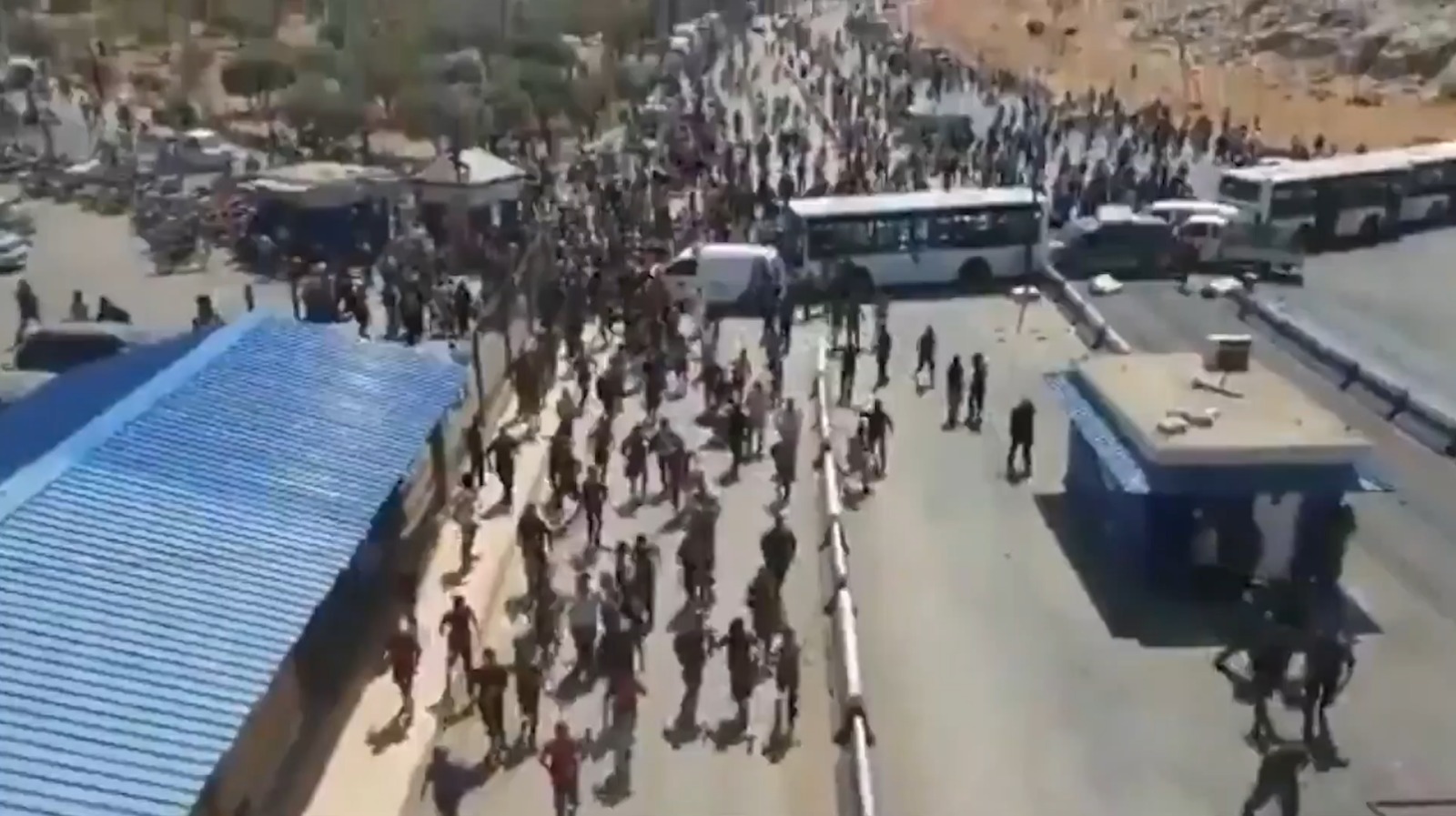 Güvenli bölgedeki Suriyeliler Türkiye sınırına yürüdü