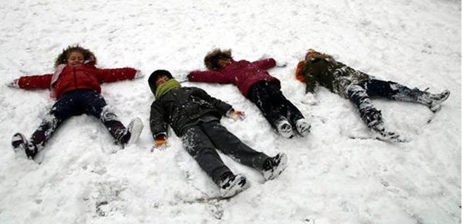 Sivas'ta Vatandaş, Kar Yağışının Tadını Kayarak Çıkardı   