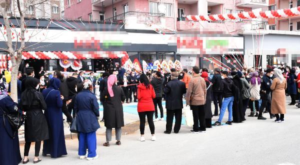 Sivas'ta Market açılışında pes dedirten görüntüler!