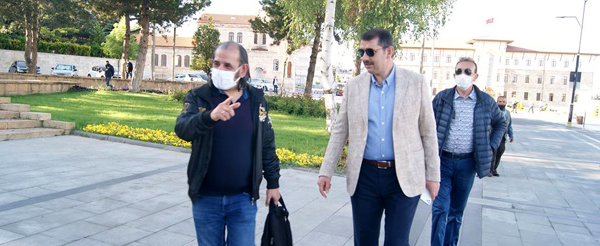 Sivas Valisi Salih Ayhan ile boş Sivas sokaklarında....