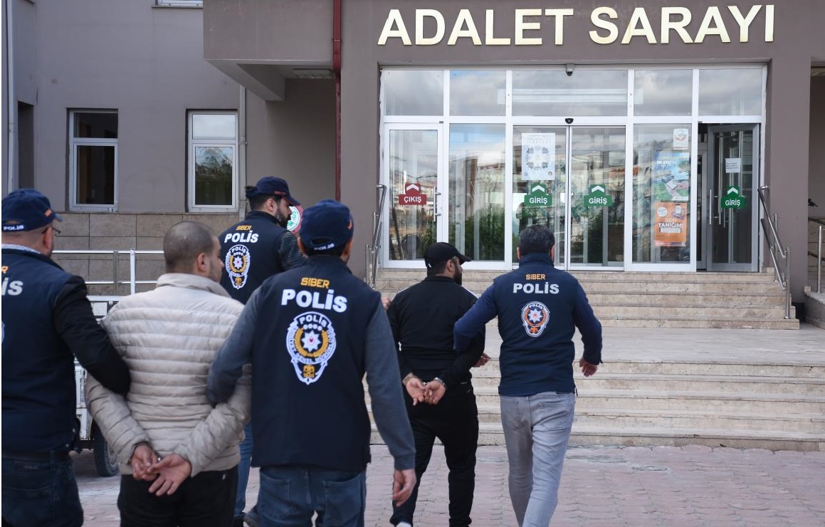 Sivas'ta sosyal medya dolandırıcıları tutuklandı...
