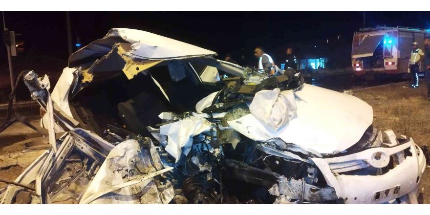 Sivas'ta kamyona arkadan çarpan otomobildeki 2 kişi ağır yaralandı