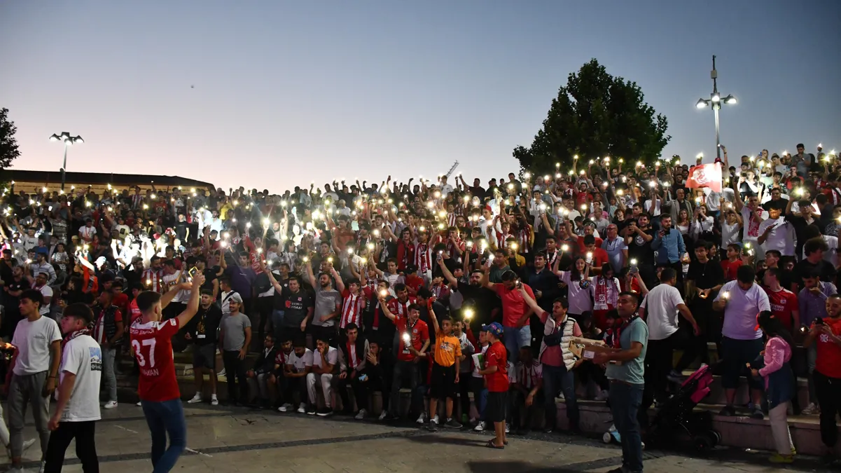 Sivaslılar Süper Kupa maçını kent meydanında izliyor