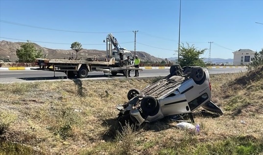  Sivas'ta kaza yapan hafif ticari araçtaki 7 kişi yaralandı