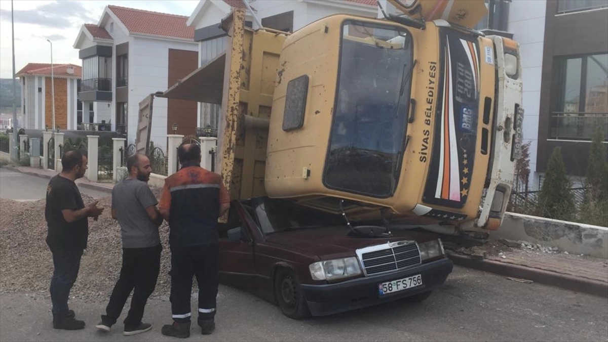 Sivas'ta mıcır yüklü kamyon otomobil üzerine devrildi...