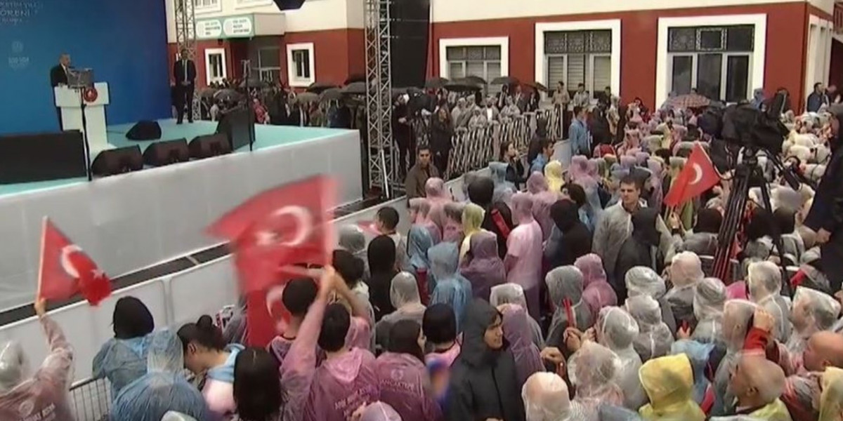 Erdoğan'dan gençlere: Ecdadınıza sövdürmeye uğraşan köksüzlere aldanmayın