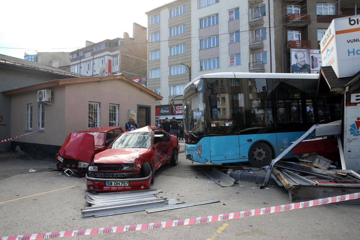 Sivas'ta feci kaza halk otobüsü park halindeki araçlara çarptı. 7 yaralı