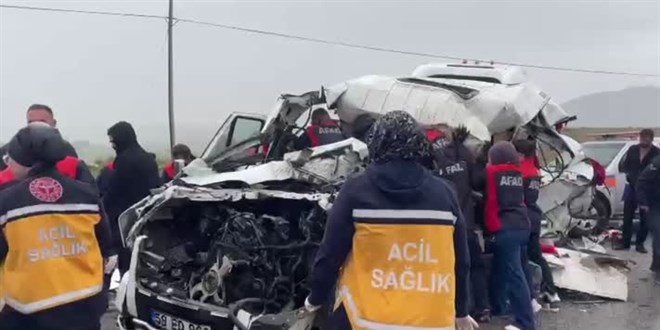 Sivas'ta Tır ile minibüsün çarpış 4 ölü çok sayıda yaralı