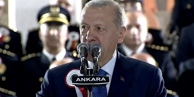 Erdoğan: FETÖ'den 41 bin emniyet mensubunun ilişiği kesildi