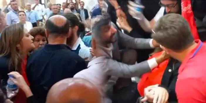 CHP Kongresinde Kavga: Milletvekili Bayıldı!
