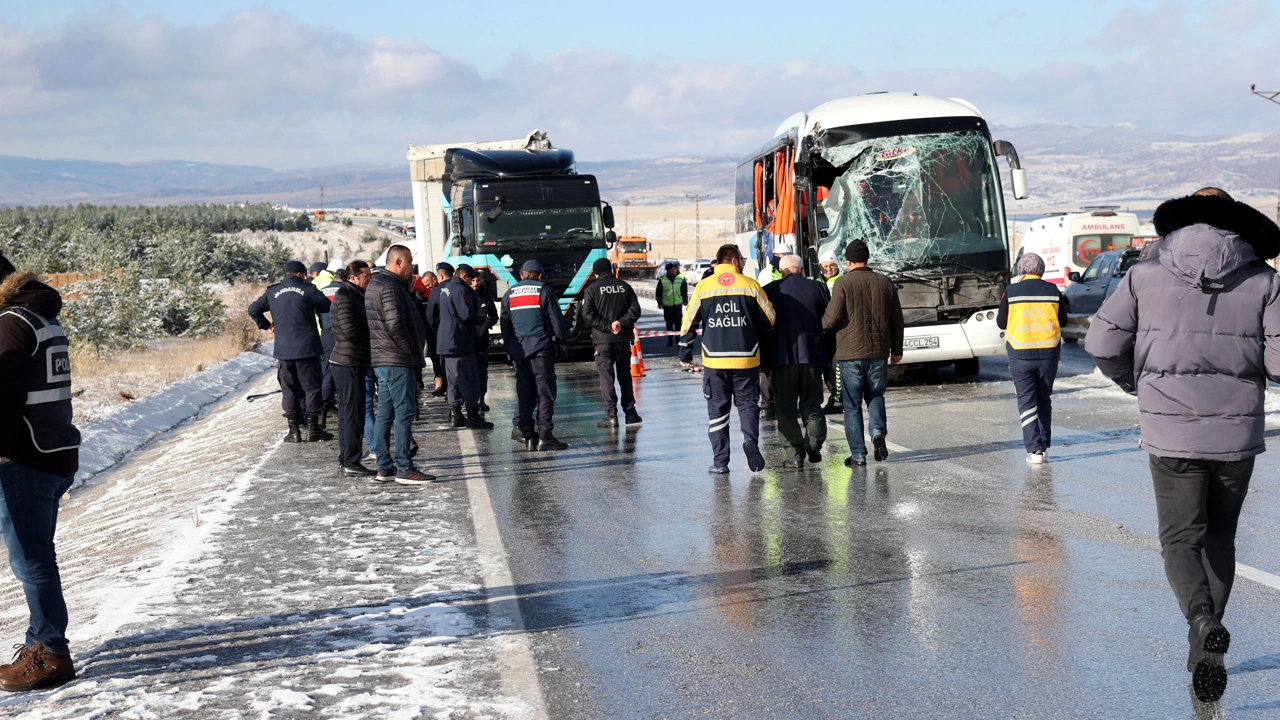 Sivas'ta trafik kazası: Ölü ve yaralılar var