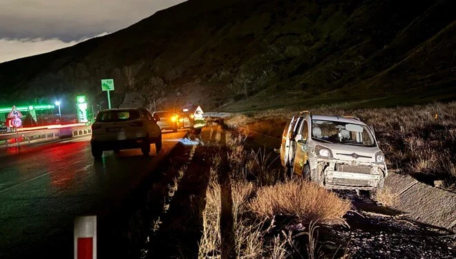 Sivas'ta kaza yapan sürücüye yardım etmek istemişlerdi: Başka aracın çarptığı 2 kişi öldü