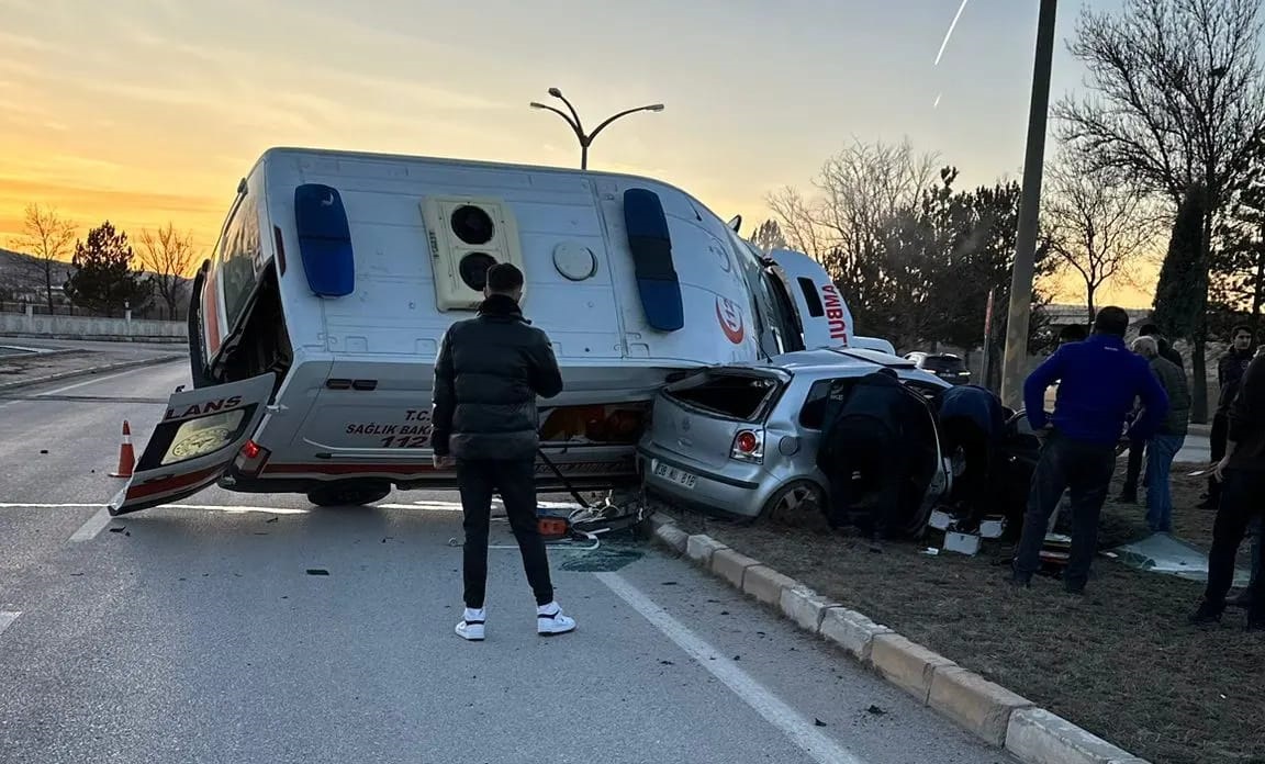 Sivas'ta Ambulans ile Otomobil Çarpıştı: 2'si Sağlık Çalışanı 3 Kişi Yaralandı