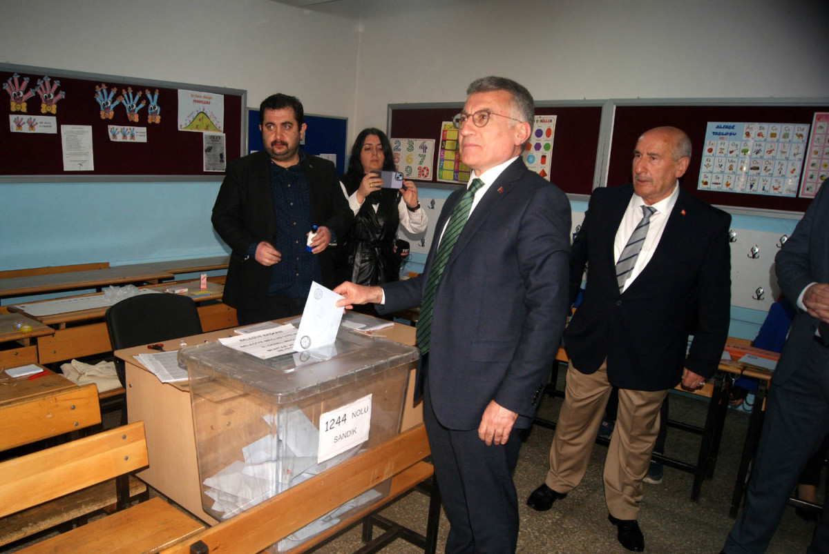 AK Parti Grup Başkanı Abdullah Güler, Sivas'ta oyunu kullandı...