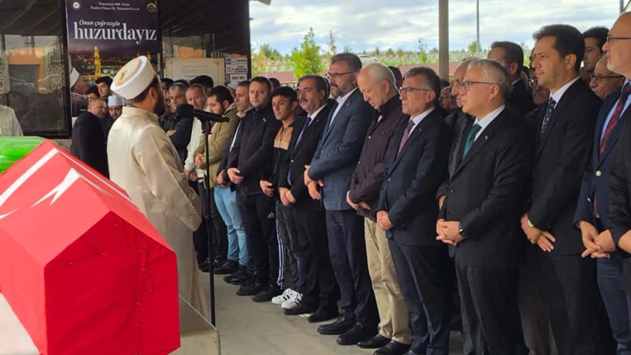 Yavuz Bülent Bakiler Sivas'ta son yolculuğuna uğurlandı