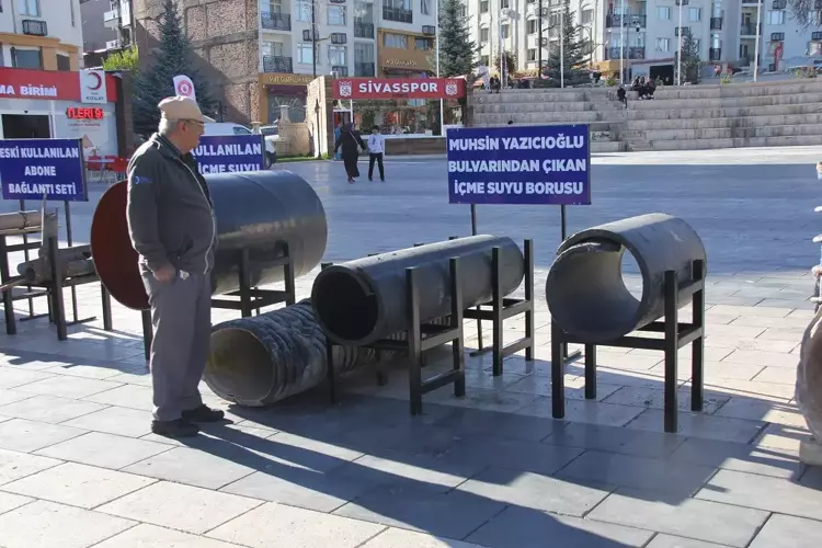 Belediye 'çürümüş boruları' meydanda sergiledi