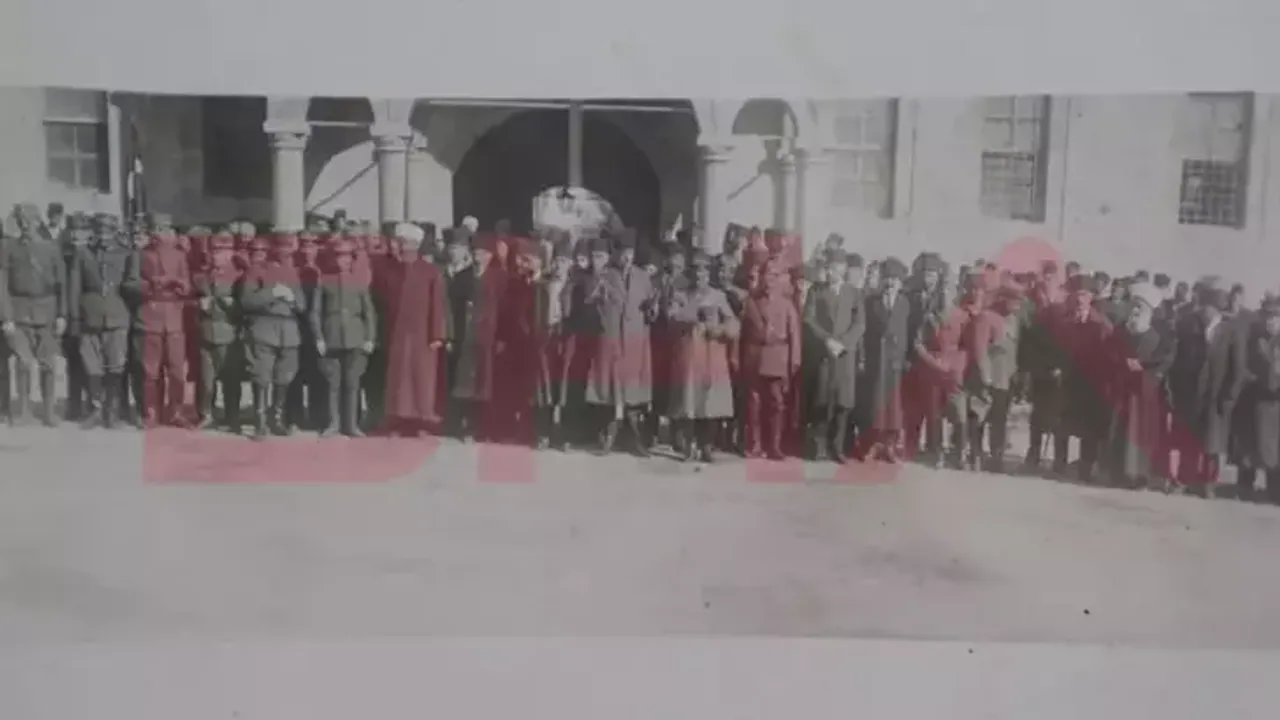 Cumhuriyet’in ilanından sonra Sivas’ta edilen şükür duasına ait tarihi kareler, 102 yıl sonra ortaya çıkarıldı!