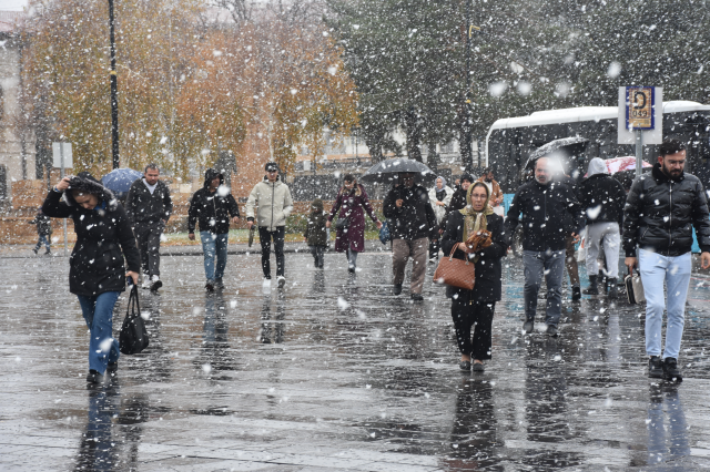 Sivas'a lapa lapa kar yağdı