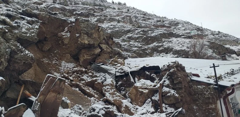 Zara'da yamaçtan kopan kayalar tehlike saçtı