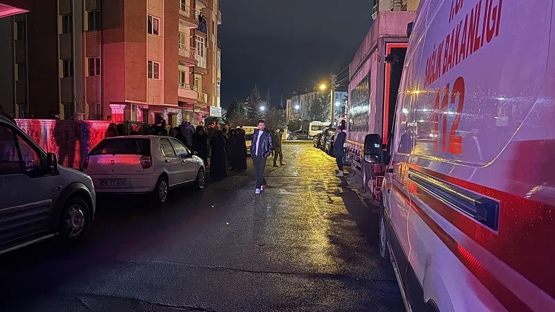 Baba ve ağabeyini tabancayla öldürdü