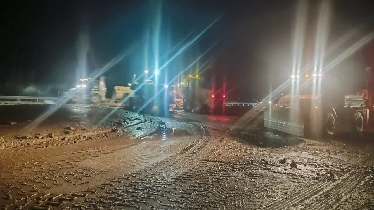 Sivas'ta sel suları karayolunu ulaşıma kapadı...
