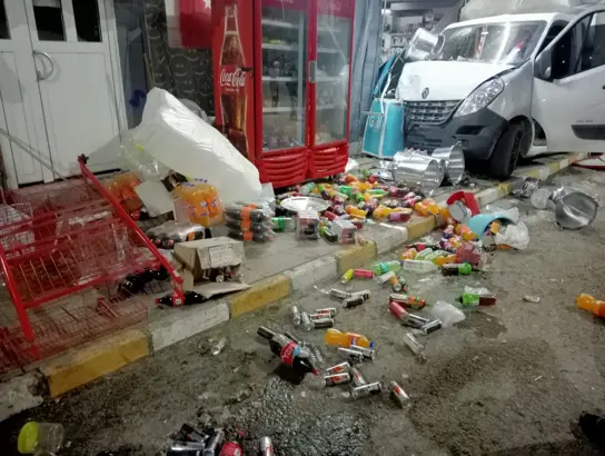 Sivas'ta kamyonet markete çarptı