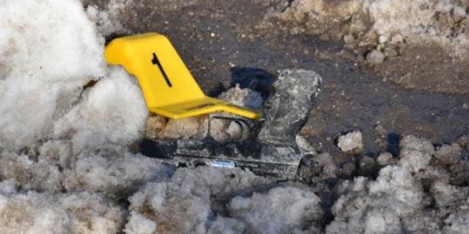 Polisin düşürdüğü tabanca, kar birikintisinde bulundu