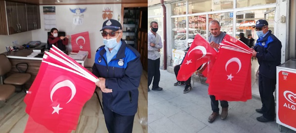 Sivas Zara Belediyesi, 29 Ekim Cumhuriyet Bayramı öncesinde Türk Bayrağı dağıttı