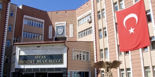 Sivas'ta Esnaf  Vergi Levhasını polislerin üstüne attı