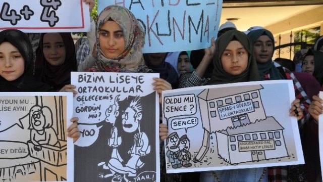 Sivas'ta Okulların Birleştirilmesi Kararı Protesto Edildi