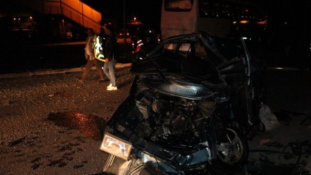 Sivas'ta Yolcu Otobüsü ile Otomobil Çarpıştı: 4 Yaralı