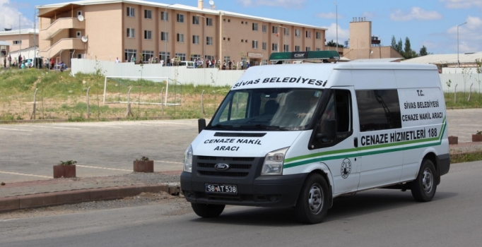 Sivas'ta hükümlü cezaevinin ikinci katından ölüme atladı