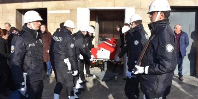 Sivas'ta beyin kanaması geçiren polis hayatını kaybetti