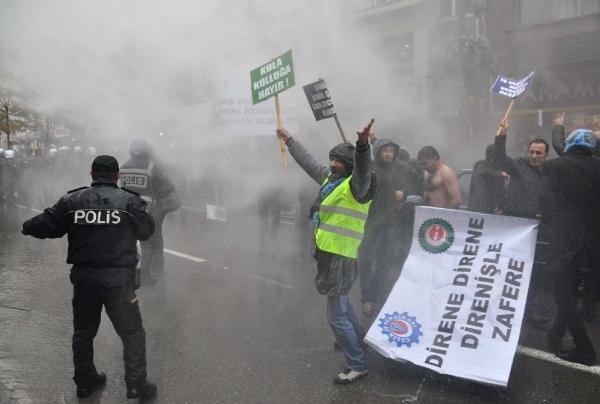 İşçilerin Maaş Eylemine Polis Müdahalesi
