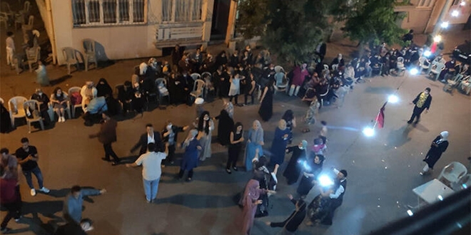 Sivas'ta maskesiz ve sosyal mesafesiz kına gecesi