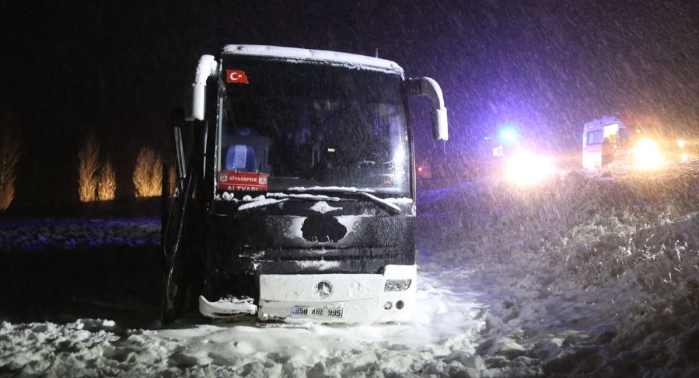 Sivasspor altyapı oyuncularını taşıyan otobüs yoğun kar yağışı nedeniyle kaza yaptı...