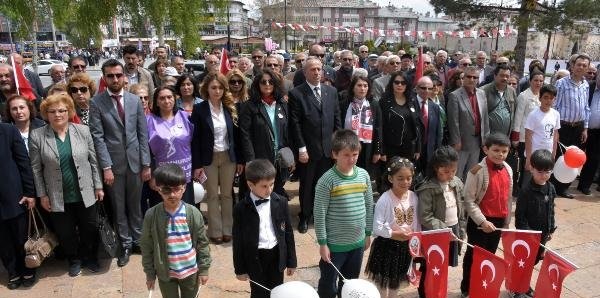Sivas'ta CHP'den ve bazı derneklerden 23 Nisan kutlaması