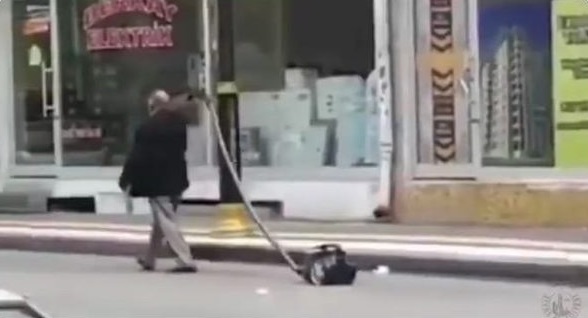 Sivas'ta elektrik süpürgesini sürükleyerek yürüyen yaşlı adam sosyal medyada fenomen oldu! Herkes onu arıyor!