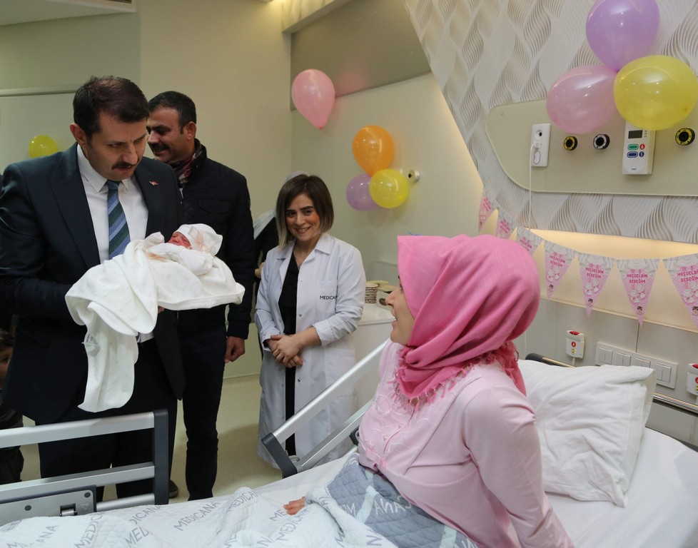 Sivas'ta 2020 yılının ilk bebeği Zehra melek oldu