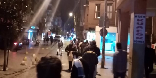 Sokağa çıkma yasağı sonrası Büyükşehirlerde vatandaşlar fırınlara akın etti