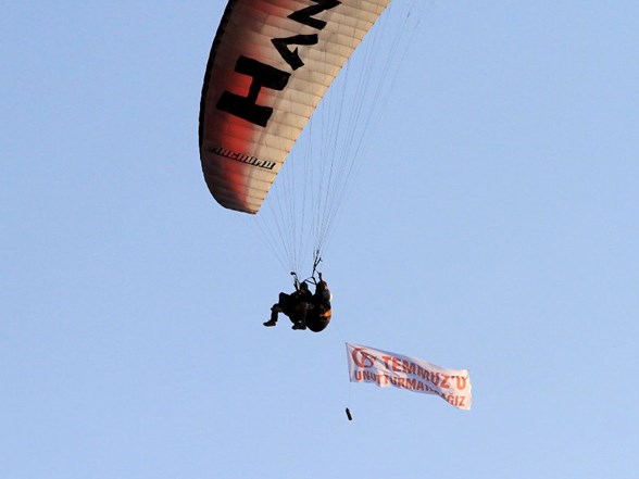 Sivas'ta yamaç paraşütü pilotları, 15 Temmuzu gökyüzünde Türk bayrağı açarak andı