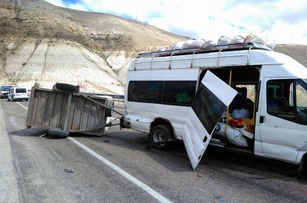Sivas'ta mevsimlik işçileri taşıyan minibüs devrildi: 11 yaralı