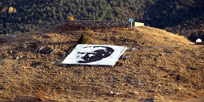 Yıldızeli'nde yamaca Atatürk'ü resmettiler