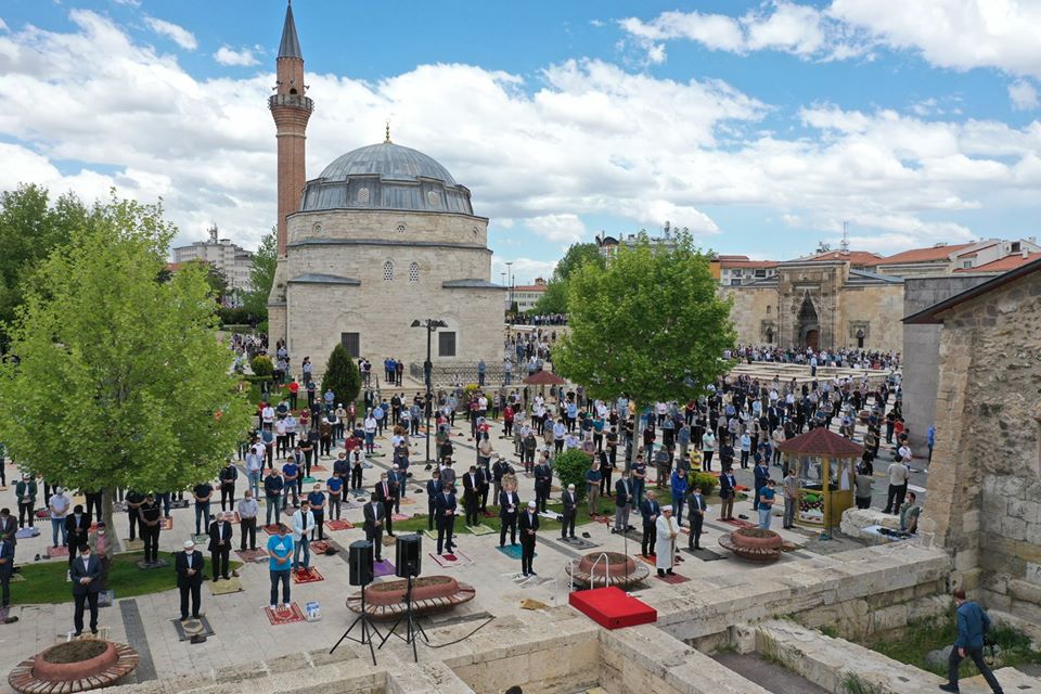 Sivas'ta sosyal mesafeli Cuma Namazı kılındı