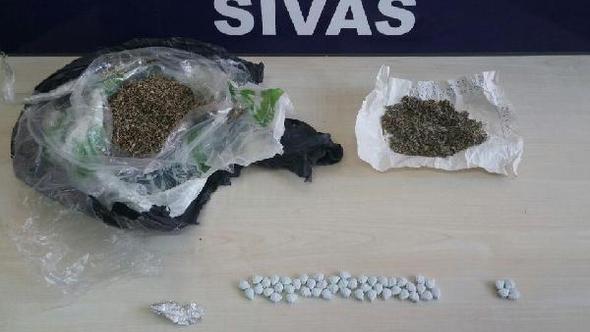 Sivas'ta 109 gram bonzai ve 49 ecstasy hap ele geçti