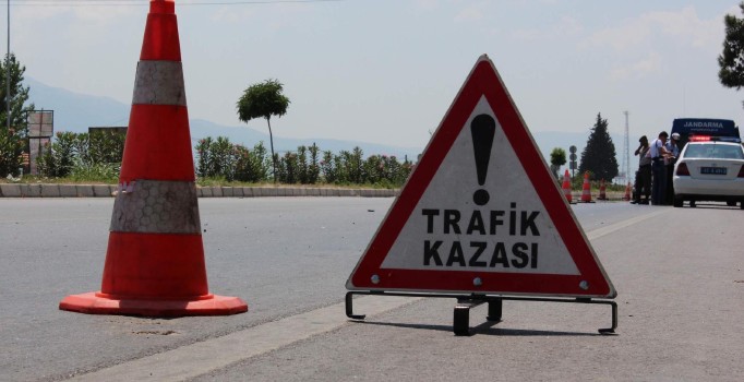 Sivas'ta 2 otomobil çarpıştı 5 kişi yaralı
