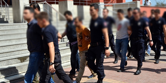 Sivas'ta gözaltına alınan 28 öğretmenden 3'ü tutuklandı