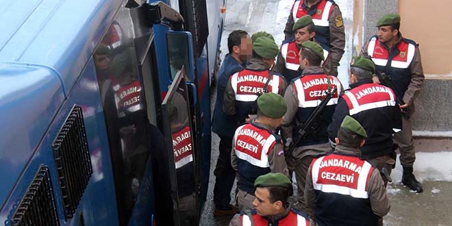 Sivas'ta ihraç edilen 3 kamu görevlisi tutuklandı
