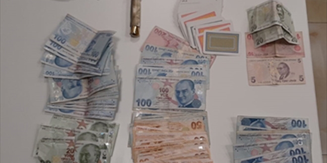 Sivas'ta evde kumar oynayan 19 kişiye suçüstü...